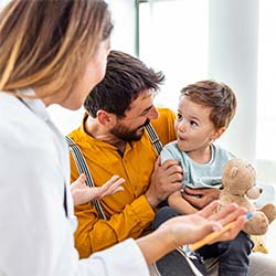 Médico pediatría infanto juvenil niños adolescentes